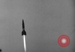Standbild DEUTSCH A-4 Rakete am Abend starten Peenemunde Deutschland, 1942, aus Sekunde 5 historischem Filmmaterial Videoclip 65675077999