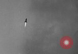 Standbild DEUTSCH A-4 Rakete am Abend starten Peenemunde Deutschland, 1942, aus Sekunde 10 historischem Filmmaterial Videoclip 65675077999