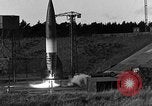 Standbild instabil Kamera Nahaufnahme des deutschen A-4 Rakete starten Peenemunde Deutschland, 1942, aus Sekunde 5 historischem Filmmaterial Videoclip 65675078011