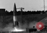 Standbild instabil Kamera Nahaufnahme des deutschen A-4 Rakete starten Peenemunde Deutschland, 1942, aus Sekunde 8 historischem Filmmaterial Videoclip 65675078011