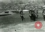 Image Bontoc forer dans les troupes Philippines Bontoc Philippines, 1915, de la seconde 24 séquences d'archives historiques vidéo 65675078045