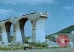 Standbild motor Transportbrücke Italien, 1944, aus Sekunde 25 historischem Filmmaterial Videoclip 65675078069