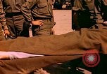 Standbild verletzte Soldaten Frankreich, 1944, aus Sekunde 29 historischem Filmmaterial Videoclip 65675078087