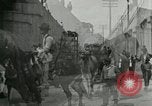 Image Le cirque arrive dans une ville en Amérique United States USA, 1919, de la seconde 48 séquences d'archives historiques vidéo 65675078133