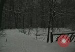 Standbild Schneebedeckter Wald mit Schnee fallen New York United States USA, 1919, aus Sekunde 34 historischem Filmmaterial Videoclip 65675078142