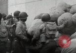 Standbild Afroamerikanische Soldaten in Zweiter Weltkrieg United States USA, 1945, aus Sekunde 20 historischem Filmmaterial Videoclip 65675078152