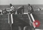 Standbild Afroamerikanische Soldaten in Zweiter Weltkrieg United States USA, 1945, aus Sekunde 35 historischem Filmmaterial Videoclip 65675078152
