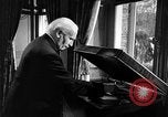 Standbild Arturo Toscanini United States USA, 1944, aus Sekunde 15 historischem Filmmaterial Videoclip 65675078155