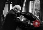 Standbild Arturo Toscanini United States USA, 1944, aus Sekunde 16 historischem Filmmaterial Videoclip 65675078155