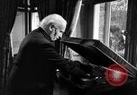 Standbild Arturo Toscanini United States USA, 1944, aus Sekunde 17 historischem Filmmaterial Videoclip 65675078155
