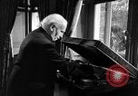 Standbild Arturo Toscanini United States USA, 1944, aus Sekunde 18 historischem Filmmaterial Videoclip 65675078155
