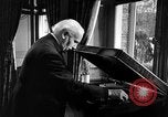Standbild Arturo Toscanini United States USA, 1944, aus Sekunde 30 historischem Filmmaterial Videoclip 65675078155