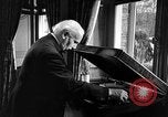 Standbild Arturo Toscanini United States USA, 1944, aus Sekunde 31 historischem Filmmaterial Videoclip 65675078155