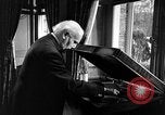 Standbild Arturo Toscanini United States USA, 1944, aus Sekunde 33 historischem Filmmaterial Videoclip 65675078155