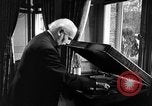 Standbild Arturo Toscanini United States USA, 1944, aus Sekunde 34 historischem Filmmaterial Videoclip 65675078155