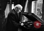 Standbild Arturo Toscanini United States USA, 1944, aus Sekunde 39 historischem Filmmaterial Videoclip 65675078155