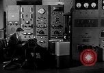 Standbild Arturo Toscanini dirigiert die NBC Symphony New York United States USA, 1944, aus Sekunde 26 historischem Filmmaterial Videoclip 65675078156