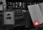 Standbild Arturo Toscanini dirigiert die NBC Symphony New York United States USA, 1944, aus Sekunde 48 historischem Filmmaterial Videoclip 65675078156