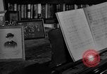 Standbild Arturo Toscanini dirigiert die NBC Symphony New York United States USA, 1944, aus Sekunde 49 historischem Filmmaterial Videoclip 65675078156