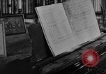 Standbild Arturo Toscanini dirigiert die NBC Symphony New York United States USA, 1944, aus Sekunde 51 historischem Filmmaterial Videoclip 65675078156