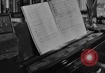 Standbild Arturo Toscanini dirigiert die NBC Symphony New York United States USA, 1944, aus Sekunde 52 historischem Filmmaterial Videoclip 65675078156