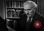 Standbild Arturo Toscanini dirigiert die NBC Symphony New York United States USA, 1944, aus Sekunde 53 historischem Filmmaterial Videoclip 65675078156