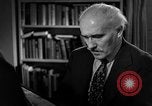 Standbild Arturo Toscanini dirigiert die NBC Symphony New York United States USA, 1944, aus Sekunde 54 historischem Filmmaterial Videoclip 65675078156