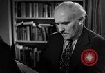 Standbild Arturo Toscanini dirigiert die NBC Symphony New York United States USA, 1944, aus Sekunde 56 historischem Filmmaterial Videoclip 65675078156