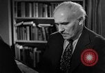 Standbild Arturo Toscanini dirigiert die NBC Symphony New York United States USA, 1944, aus Sekunde 57 historischem Filmmaterial Videoclip 65675078156