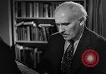 Standbild Arturo Toscanini dirigiert die NBC Symphony New York United States USA, 1944, aus Sekunde 58 historischem Filmmaterial Videoclip 65675078156