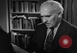 Standbild Arturo Toscanini dirigiert die NBC Symphony New York United States USA, 1944, aus Sekunde 59 historischem Filmmaterial Videoclip 65675078156