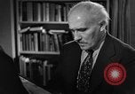 Standbild Arturo Toscanini dirigiert die NBC Symphony New York United States USA, 1944, aus Sekunde 60 historischem Filmmaterial Videoclip 65675078156
