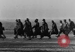 Standbild deutschen Gefangenen Nordafrika, 1943, aus Sekunde 8 historischem Filmmaterial Videoclip 65675078195