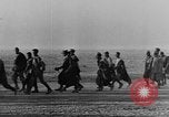 Standbild deutschen Gefangenen Nordafrika, 1943, aus Sekunde 10 historischem Filmmaterial Videoclip 65675078195