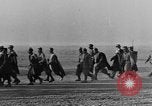 Standbild deutschen Gefangenen Nordafrika, 1943, aus Sekunde 11 historischem Filmmaterial Videoclip 65675078195