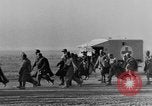 Standbild deutschen Gefangenen Nordafrika, 1943, aus Sekunde 12 historischem Filmmaterial Videoclip 65675078195