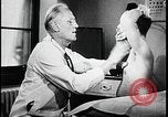 Standbild Native American Indian Jugend Schule körperliche Untersuchung United States USA, 1941, aus Sekunde 59 historischem Filmmaterial Videoclip 65675078233