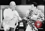 Standbild Arzt und Patient TB an sanitorium United States USA, 1941, aus Sekunde 12 historischem Filmmaterial Videoclip 65675078236