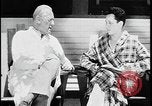 Standbild Arzt und Patient TB an sanitorium United States USA, 1941, aus Sekunde 13 historischem Filmmaterial Videoclip 65675078236