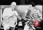 Standbild Arzt und Patient TB an sanitorium United States USA, 1941, aus Sekunde 19 historischem Filmmaterial Videoclip 65675078236