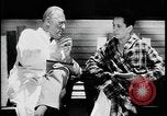 Standbild Arzt und Patient TB an sanitorium United States USA, 1941, aus Sekunde 31 historischem Filmmaterial Videoclip 65675078236