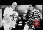 Standbild Arzt und Patient TB an sanitorium United States USA, 1941, aus Sekunde 34 historischem Filmmaterial Videoclip 65675078236