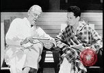 Standbild Arzt und Patient TB an sanitorium United States USA, 1941, aus Sekunde 53 historischem Filmmaterial Videoclip 65675078236