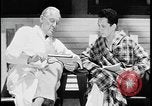 Standbild Arzt und Patient TB an sanitorium United States USA, 1941, aus Sekunde 54 historischem Filmmaterial Videoclip 65675078236