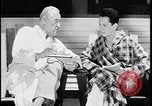 Standbild Arzt und Patient TB an sanitorium United States USA, 1941, aus Sekunde 56 historischem Filmmaterial Videoclip 65675078236