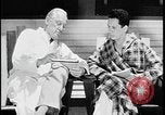 Standbild Arzt und Patient TB an sanitorium United States USA, 1941, aus Sekunde 57 historischem Filmmaterial Videoclip 65675078236