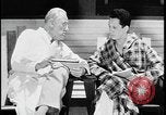 Standbild Arzt und Patient TB an sanitorium United States USA, 1941, aus Sekunde 58 historischem Filmmaterial Videoclip 65675078236