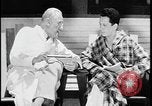 Standbild Arzt und Patient TB an sanitorium United States USA, 1941, aus Sekunde 59 historischem Filmmaterial Videoclip 65675078236