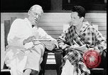Standbild Arzt und Patient TB an sanitorium United States USA, 1941, aus Sekunde 60 historischem Filmmaterial Videoclip 65675078236