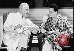 Standbild Arzt und Patient TB an sanitorium United States USA, 1941, aus Sekunde 61 historischem Filmmaterial Videoclip 65675078236